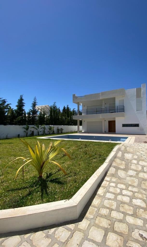 Du Golf A Bir Bou Rekba, Villa